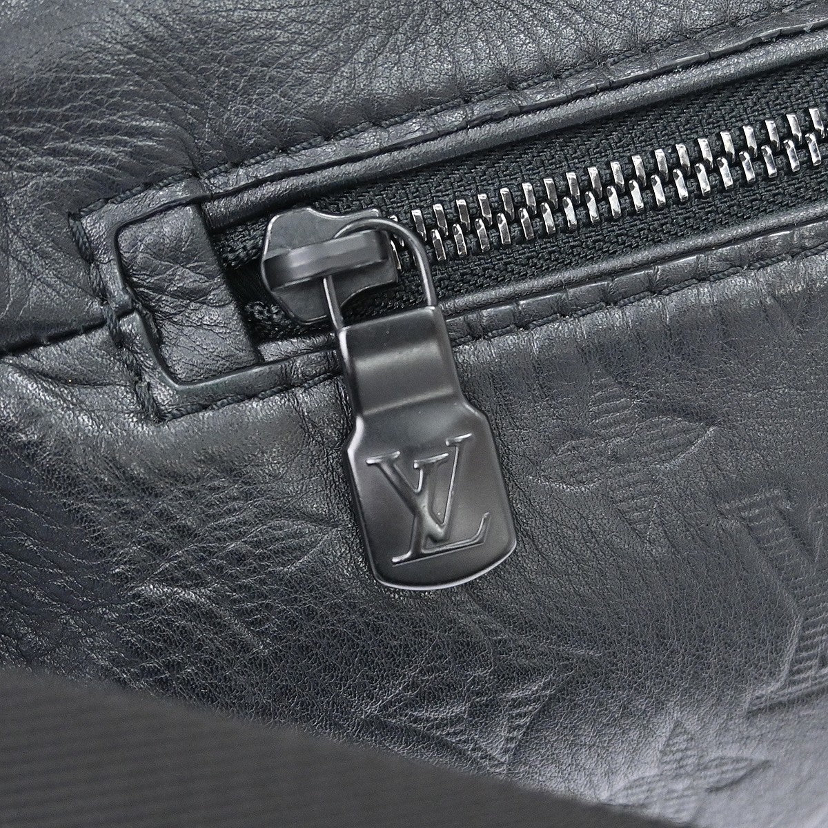 Louis Vuitton Discovery Bumbag Monogram Shadow Leather Black Leather Crossbody Bag Bag (Pre-Owned)