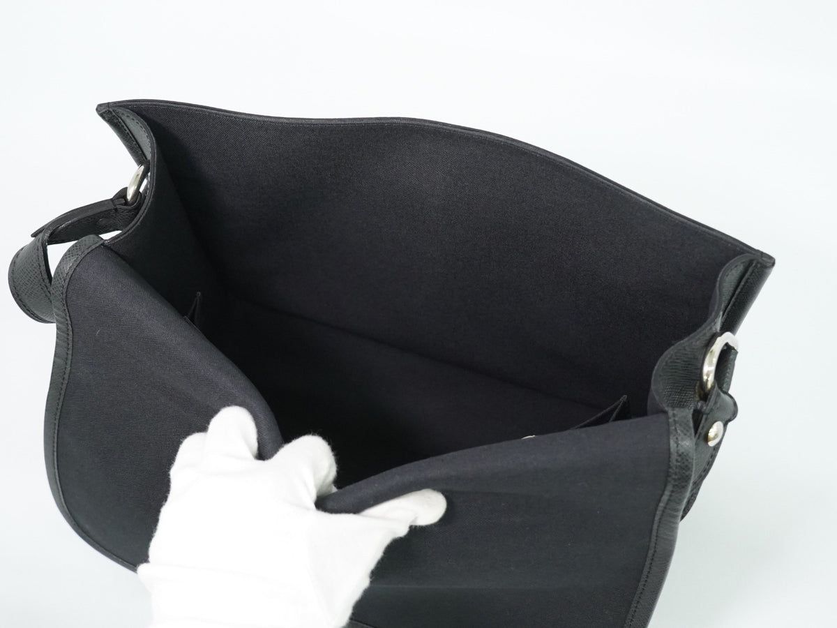 Louis Vuitton Alexei Messenger Taiga Leather Black Leather Shoulder Bag Bag (Pre-Owned)