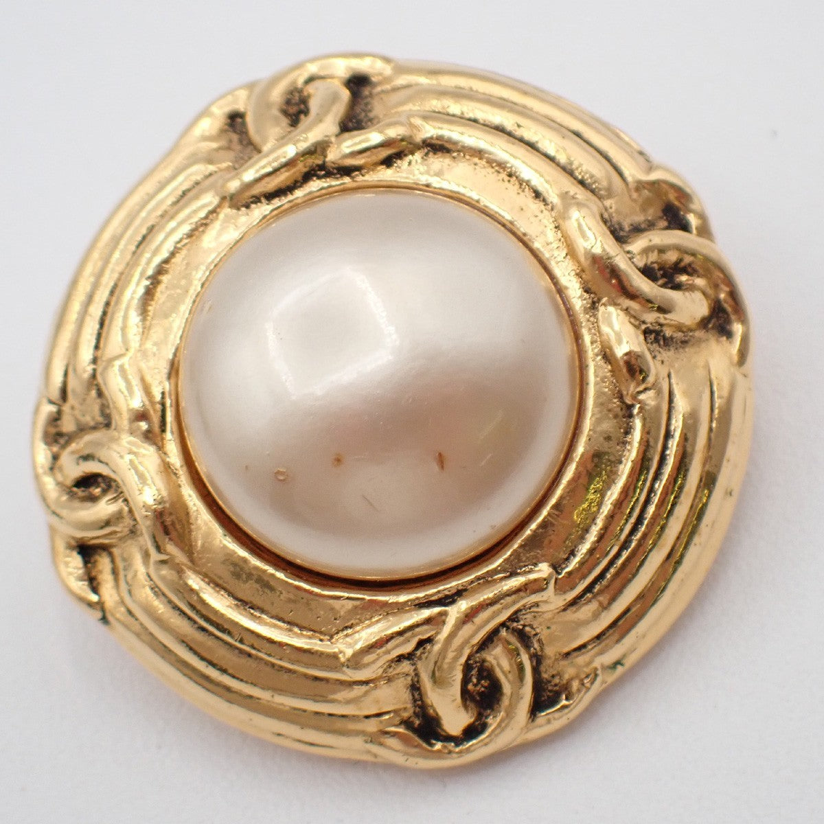 Chanel Vintage Round Clip-On Metal With Faux Pearl Gold Gold_Plated Earrings Jewelry (Pre-Owned)