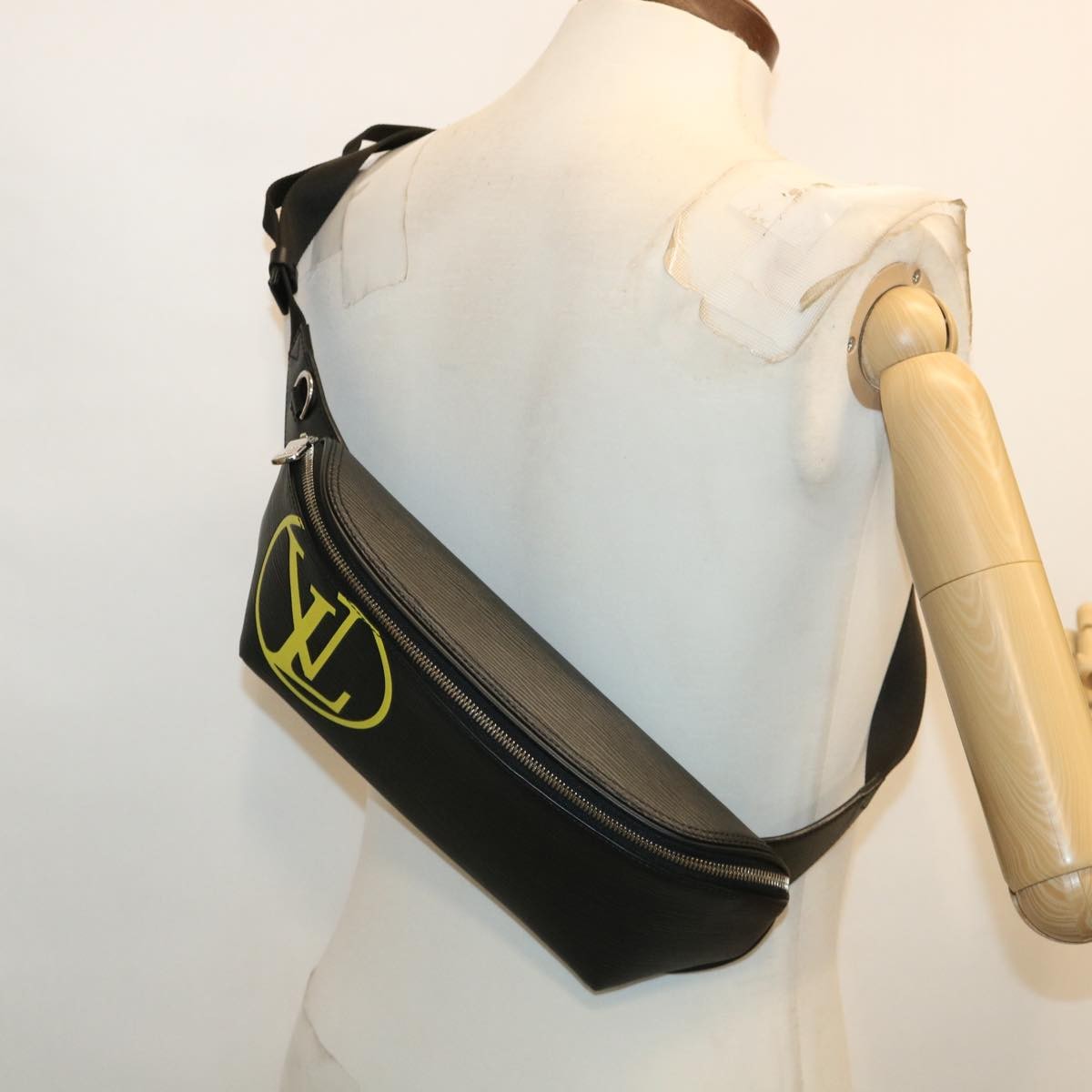 Louis Vuitton Bum Initials Epi Leather Black Leather Clutche & Pouche Bag (Pre-Owned)