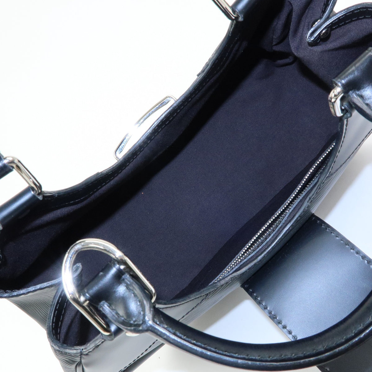 Louis Vuitton Montaigne Sac Epi Leather Black Leather Handbag (Pre-Owned)