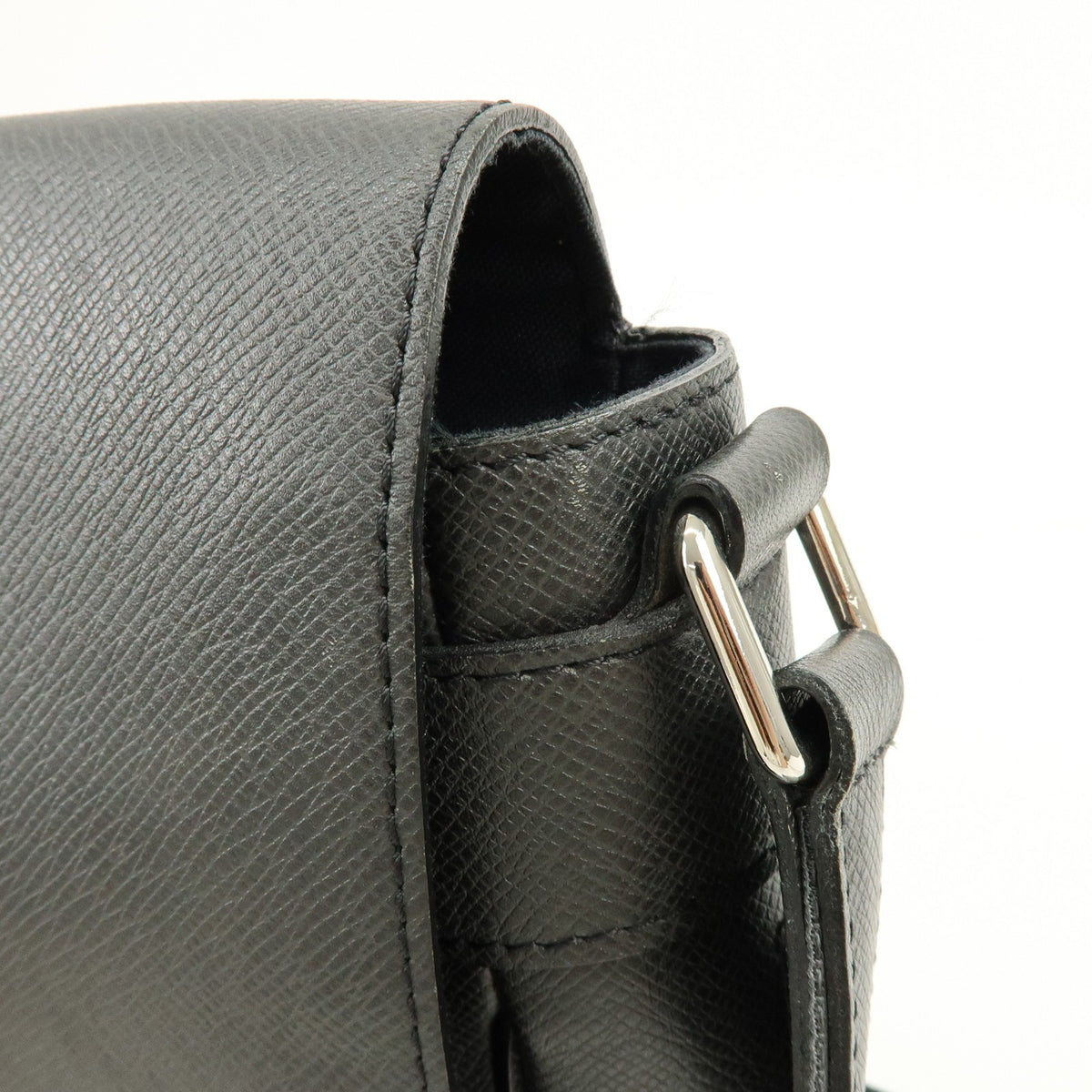Louis Vuitton Roman Taiga Leather Gray Leather Handbag (Pre-Owned)