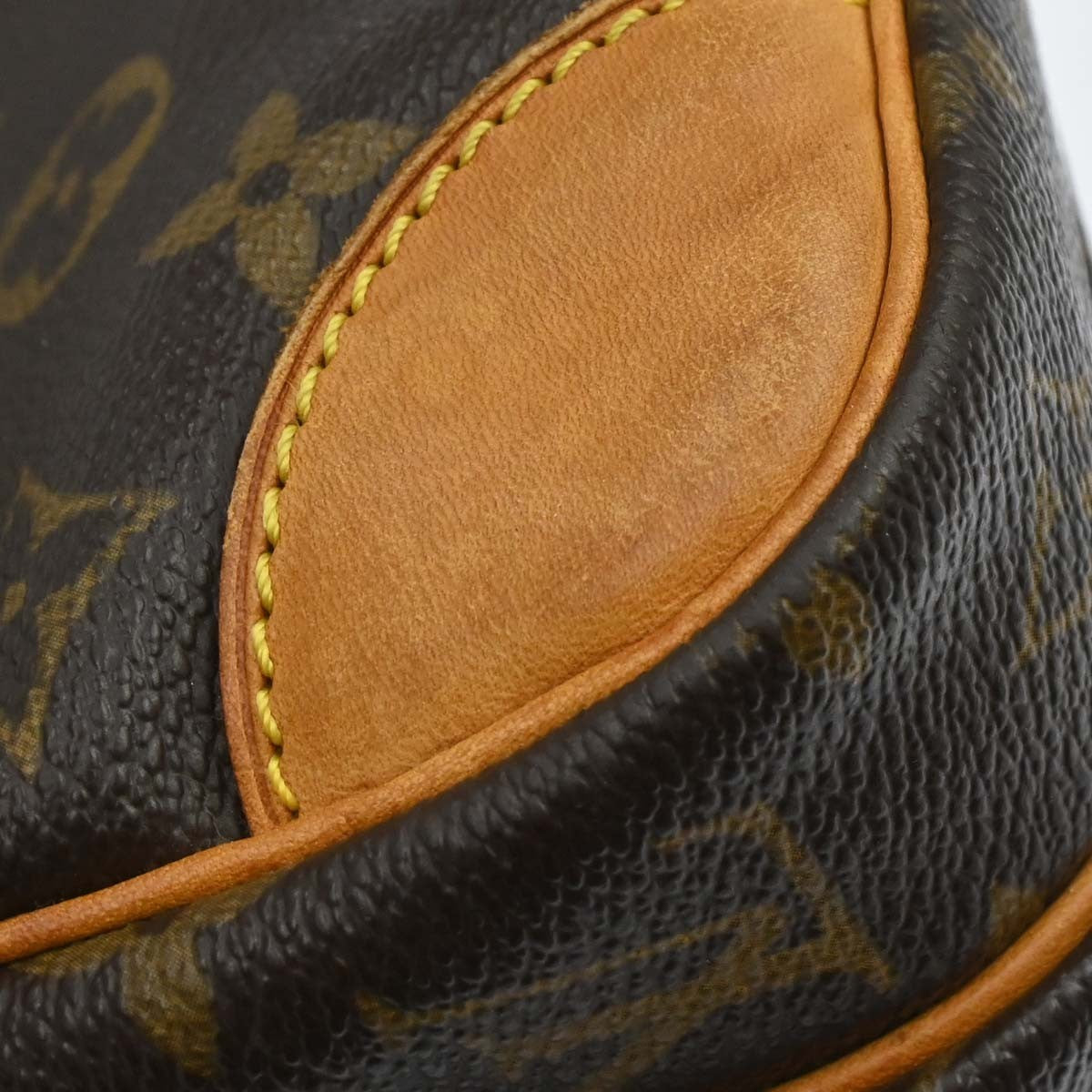 Louis Vuitton Nil Messenger Monogram Canvas Brown Canvas Shoulder Bag Bag (Pre-Owned)