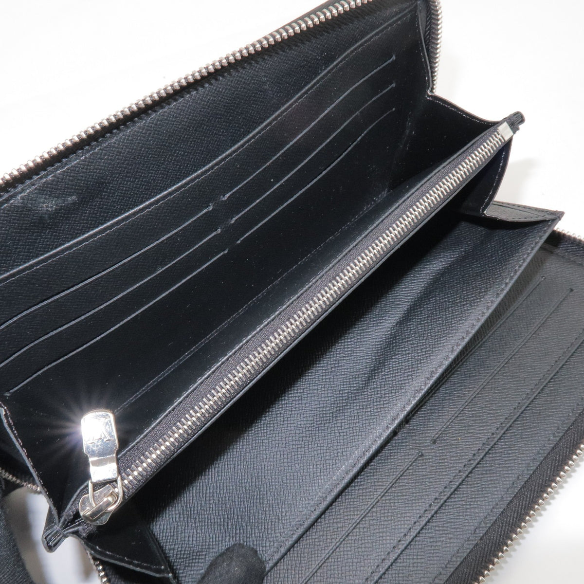Louis Vuitton Zippy Organizer Taiga Leather Black Leather Wallets Accessory (Pre-Owned)