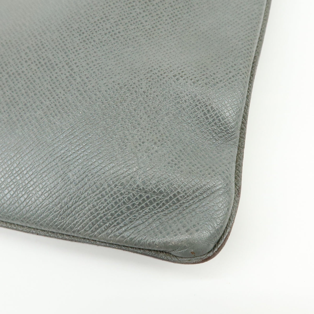 Louis Vuitton Sasha Taiga Leather Gray Leather Handbag (Pre-Owned)