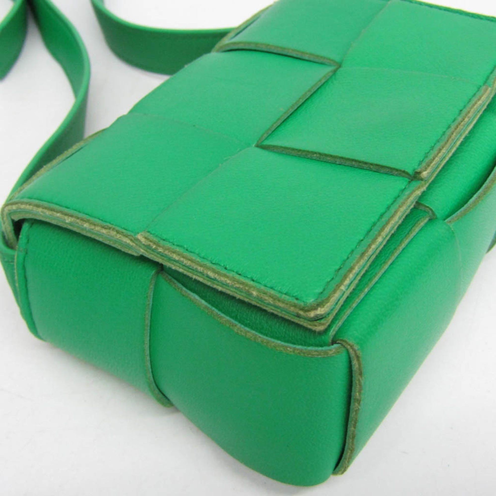 Bottega Veneta Cassette Maxi Intrecciato Leather Green Leather Clutche & Pouche Bag (Pre-Owned)