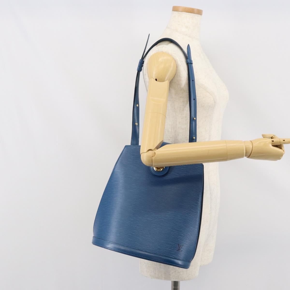 Louis Vuitton Cluny Epi Leather Blue Leather Shoulder Bag Bag (Pre-Owned)