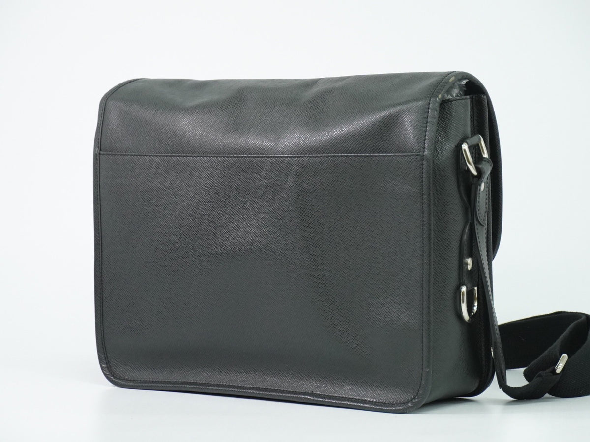 Louis Vuitton Alexei Messenger Taiga Leather Black Leather Shoulder Bag Bag (Pre-Owned)