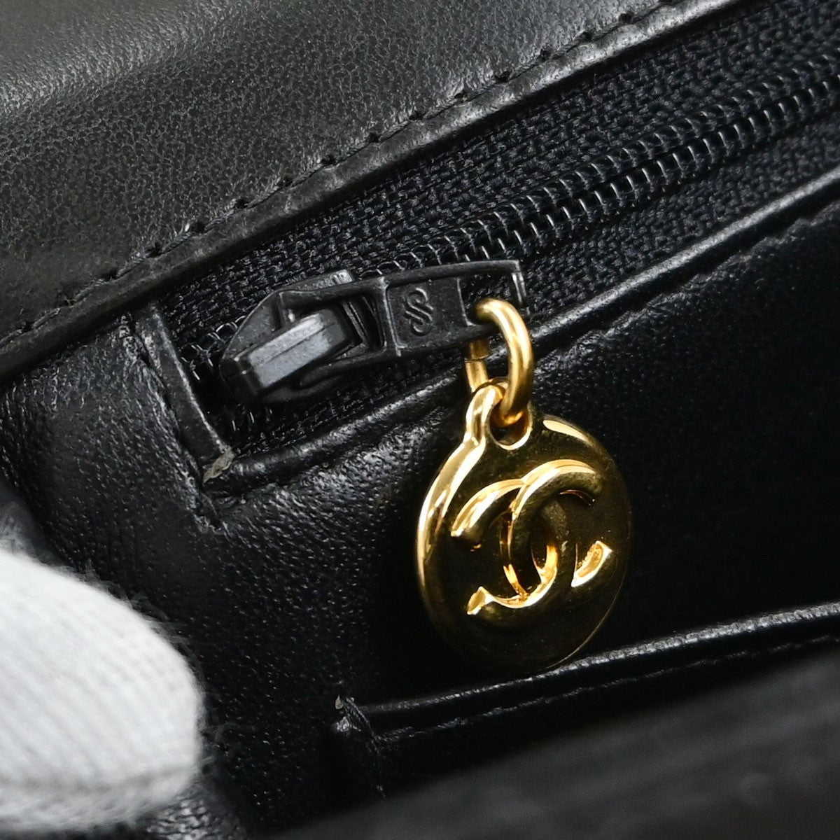 Chanel Classic Single Flap Quilted Lambskin Black Leather Handbag (Pre-Owned)