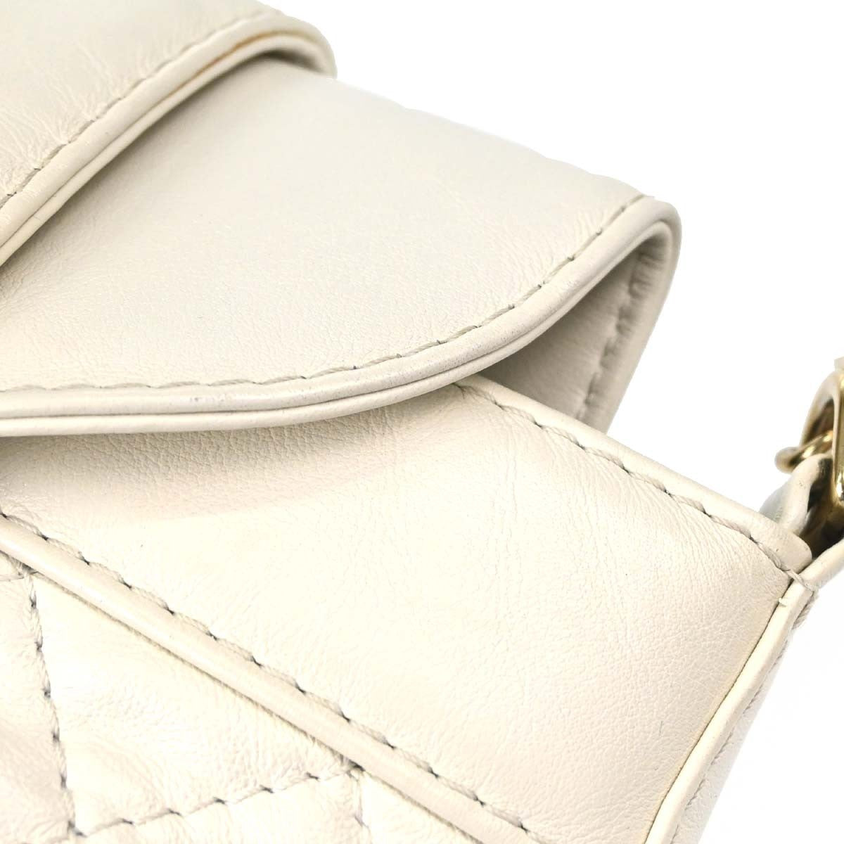 Chanel Vintage Cc Turnlock Flap Leather White Leather Shoulder Bag Bag (Pre-Owned)