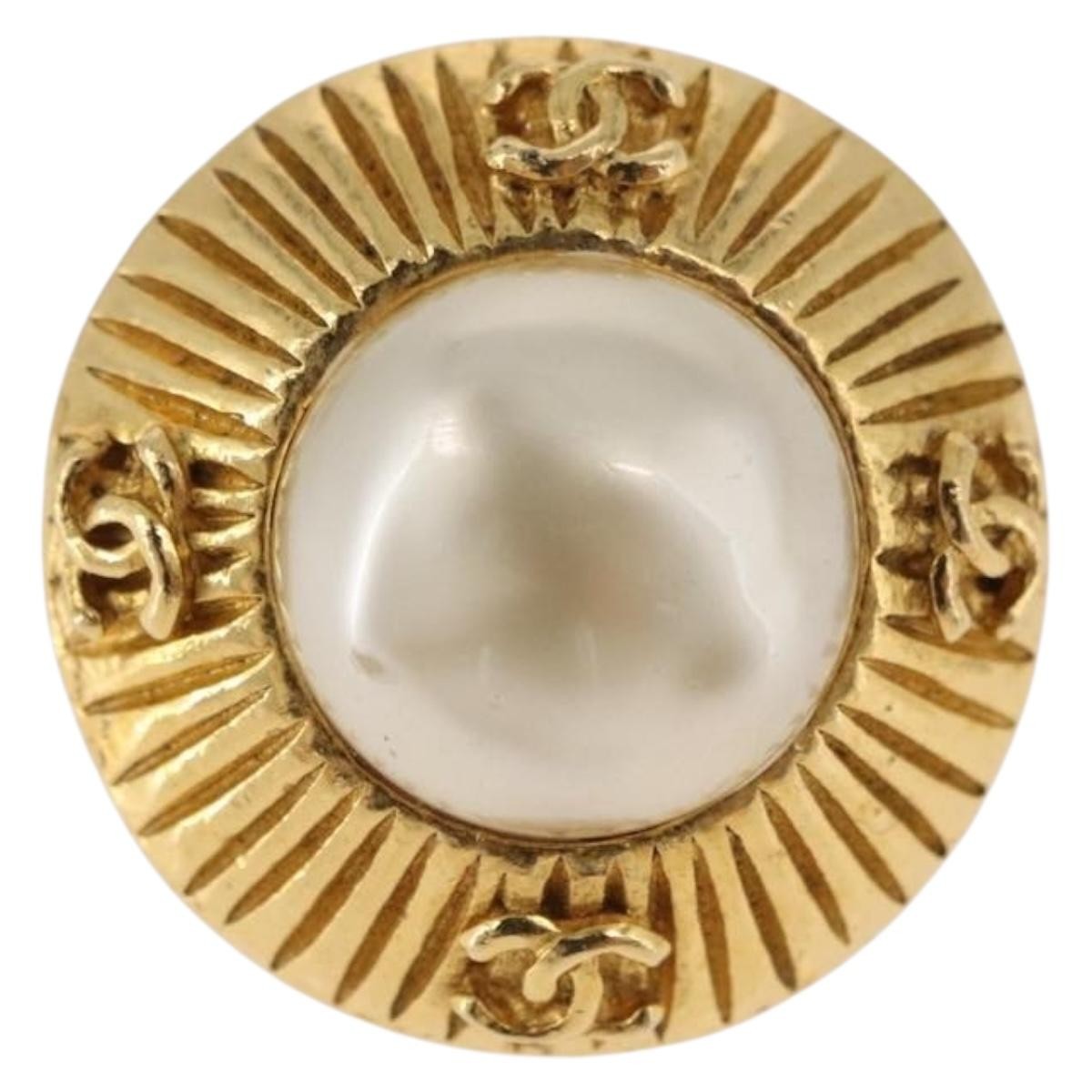 Chanel Vintage Round Cc Clip-On Metal With Faux Pearl Gold Metal Earrings Jewelry (Pre-Owned)