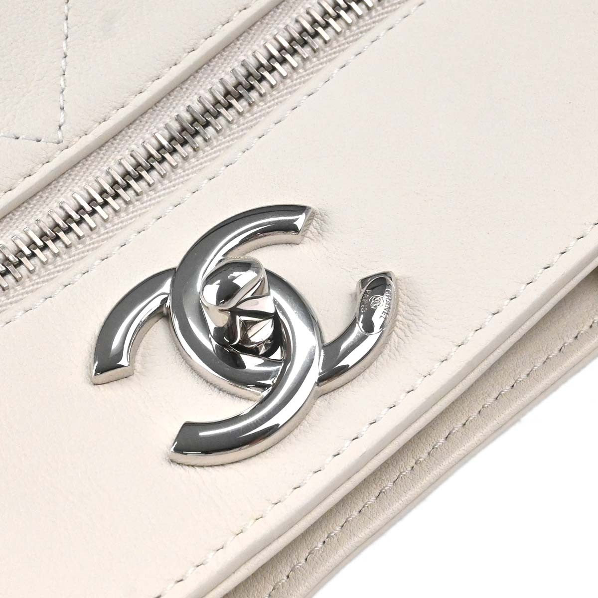 Chanel Cc Top Handle Bucket Stitched Calfskin White Leather Handbag (Pre-Owned)