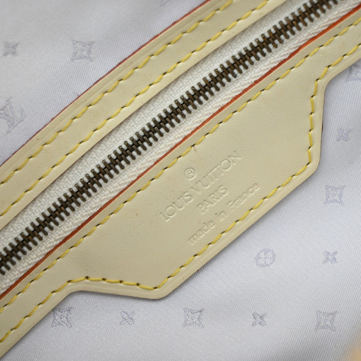 Louis Vuitton Suhali Lockit Leather White Leather Handbag (Pre-Owned)