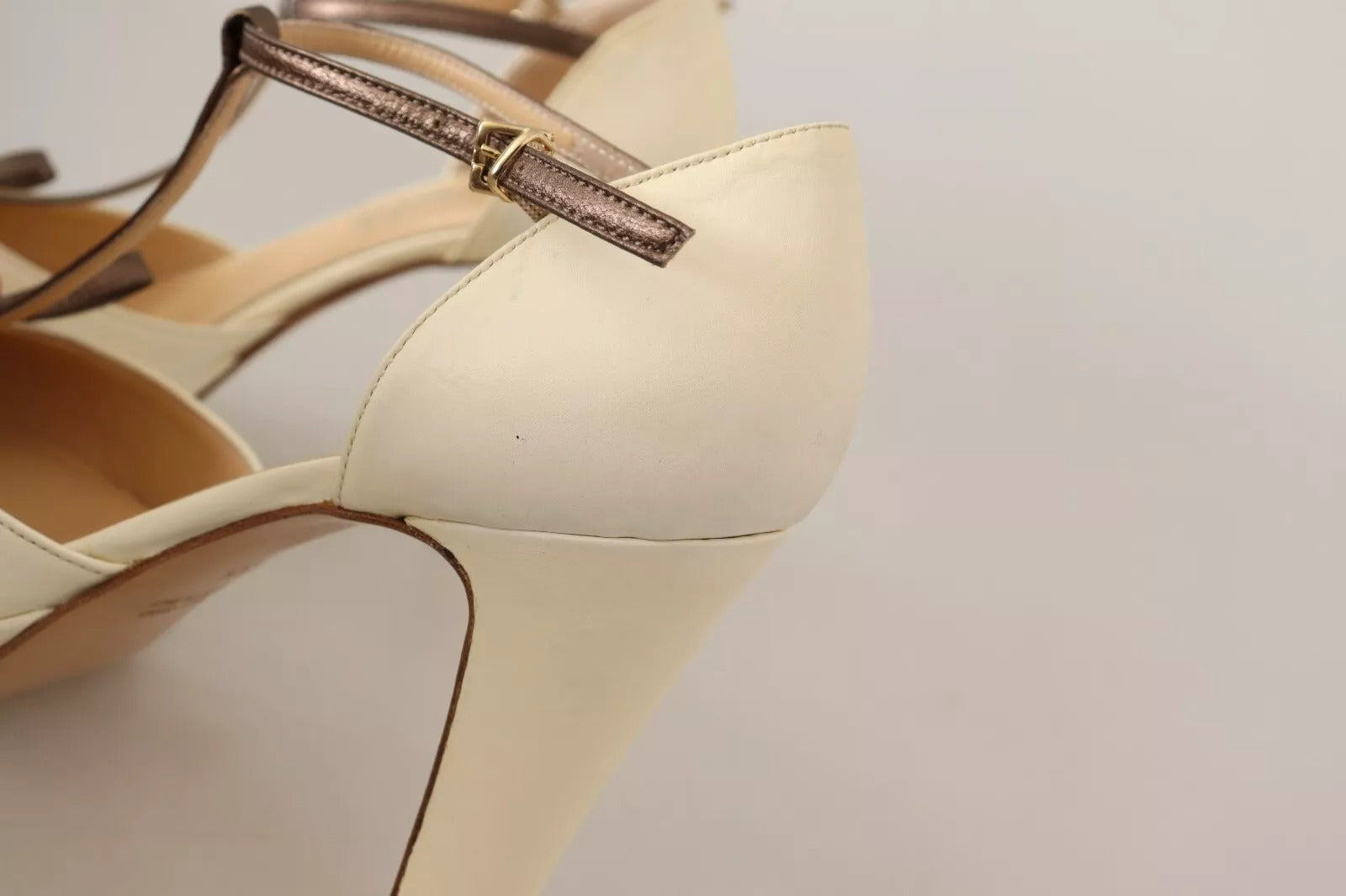 SERGIO LEVANTESI Off White Leather T-Strap Heels Sandals Women's Shoes (Pre-Owned)