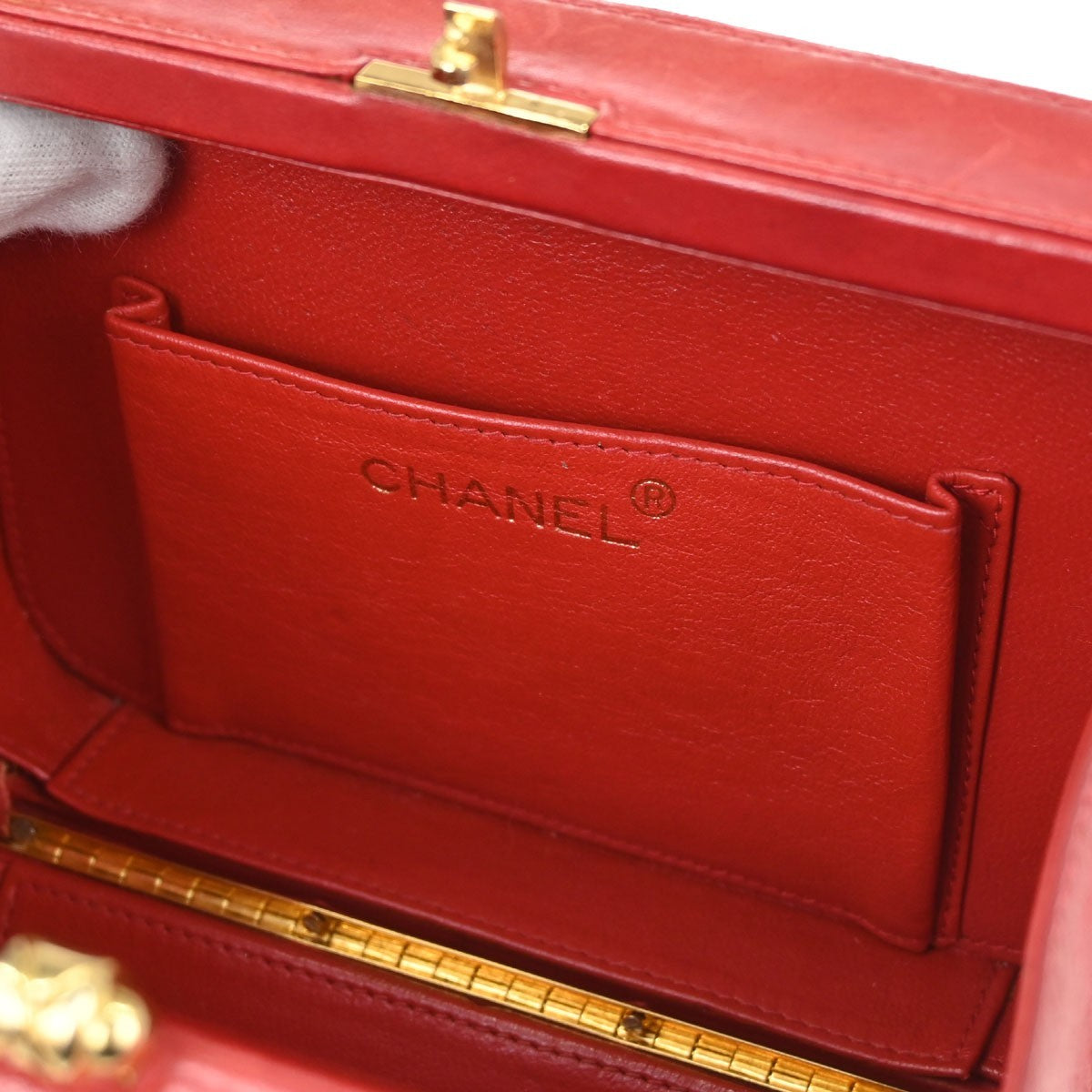 Chanel Camera Chevron Lambskin Red Leather Handbag (Pre-Owned)