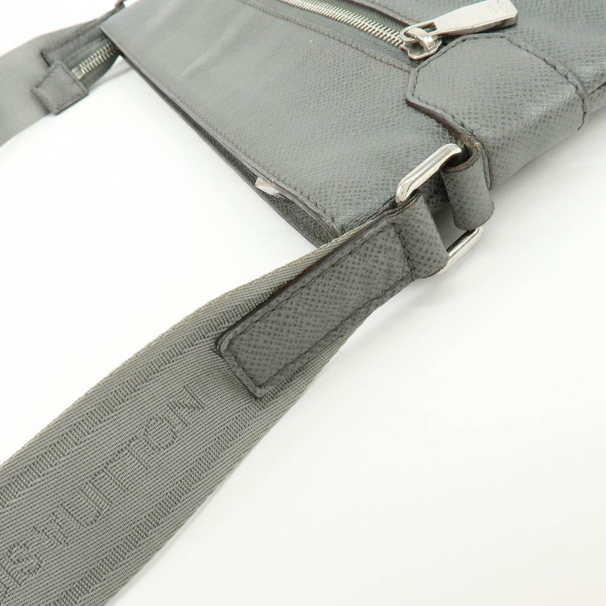 Louis Vuitton Sasha Taiga Leather Gray Leather Handbag (Pre-Owned)
