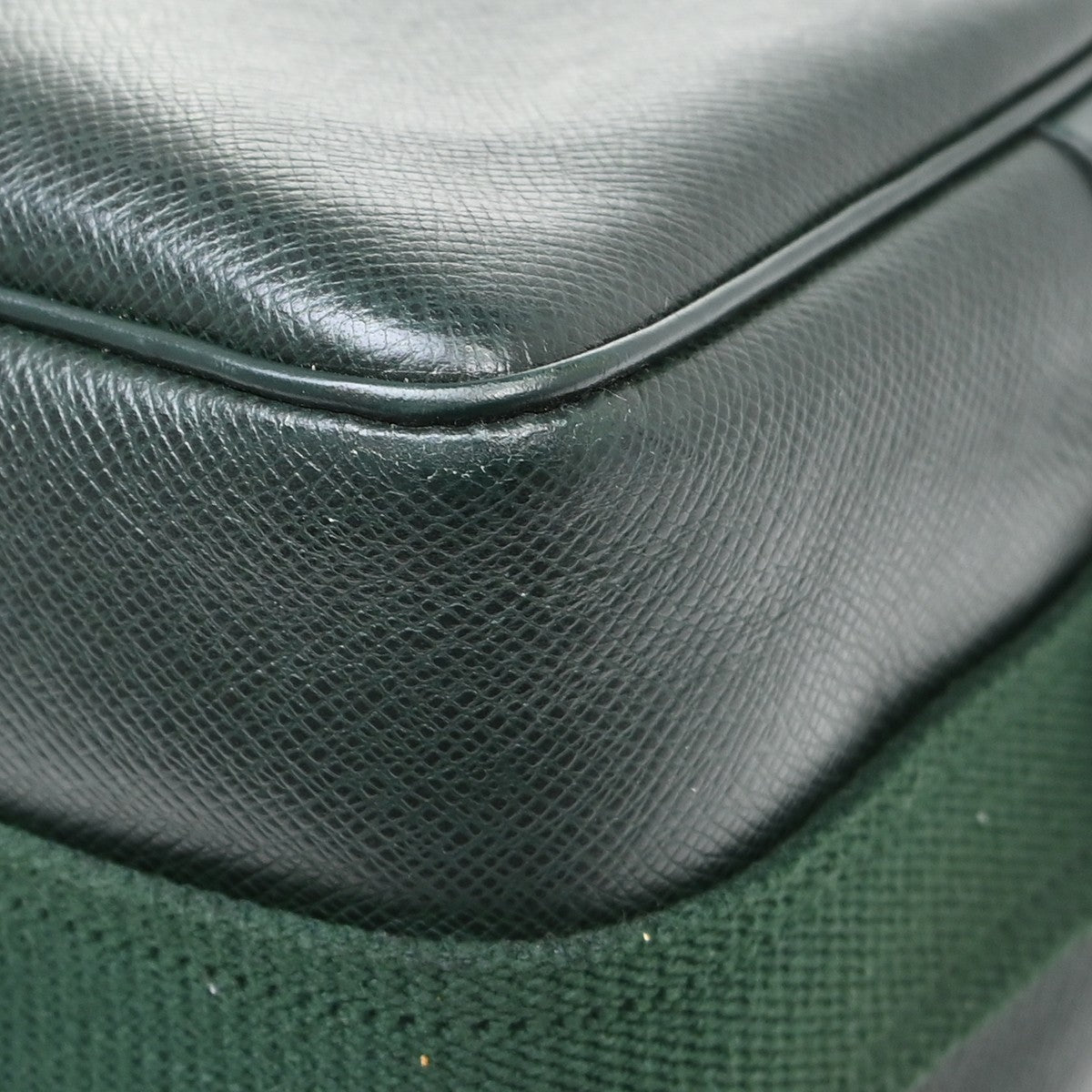 Louis Vuitton Reporter Taiga Leather Green Leather Shoulder Bag Bag (Pre-Owned)