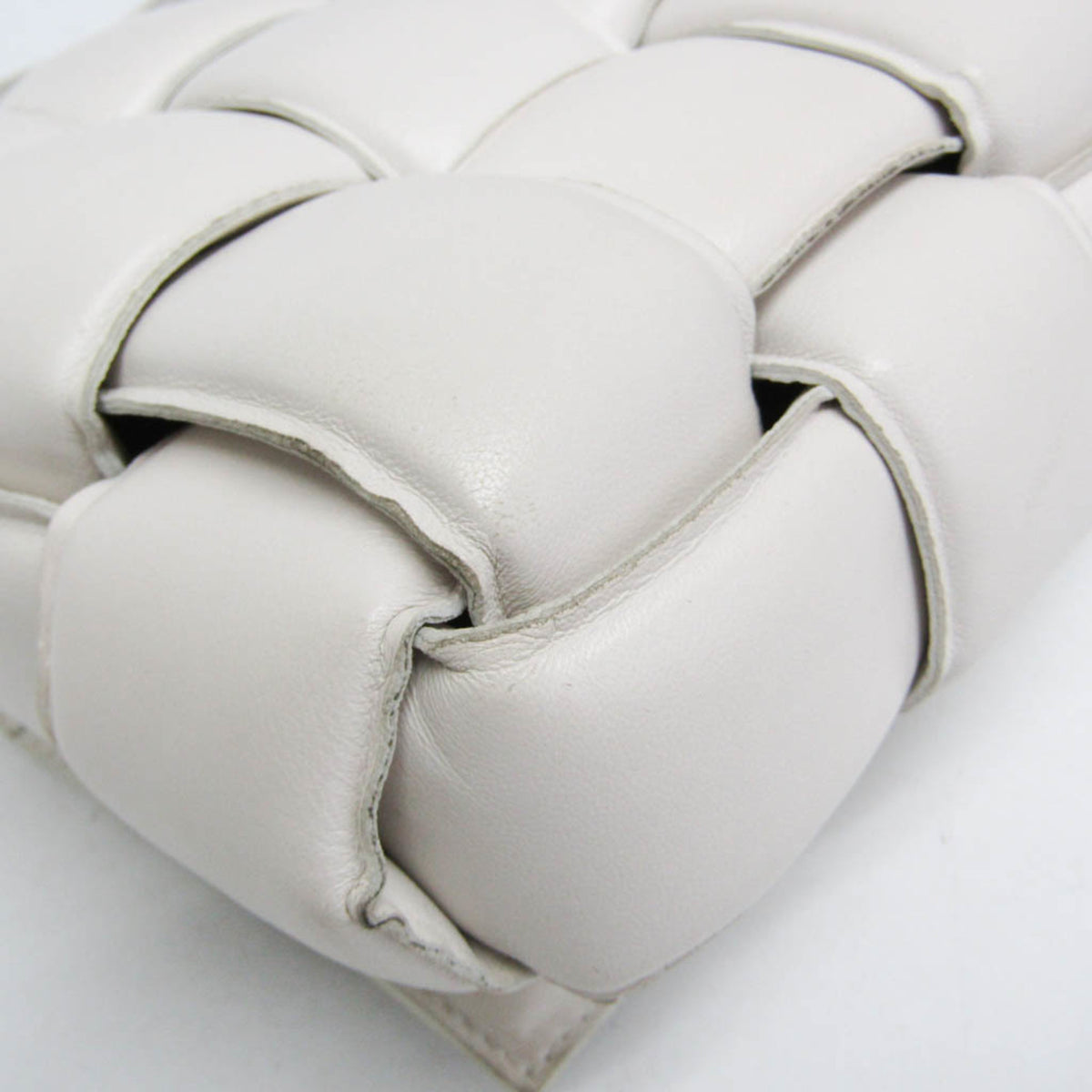 Bottega Veneta Cassette Chain Padded Maxi Intrecciato Leather White Leather Shoulder Bag Bag (Pre-Owned)
