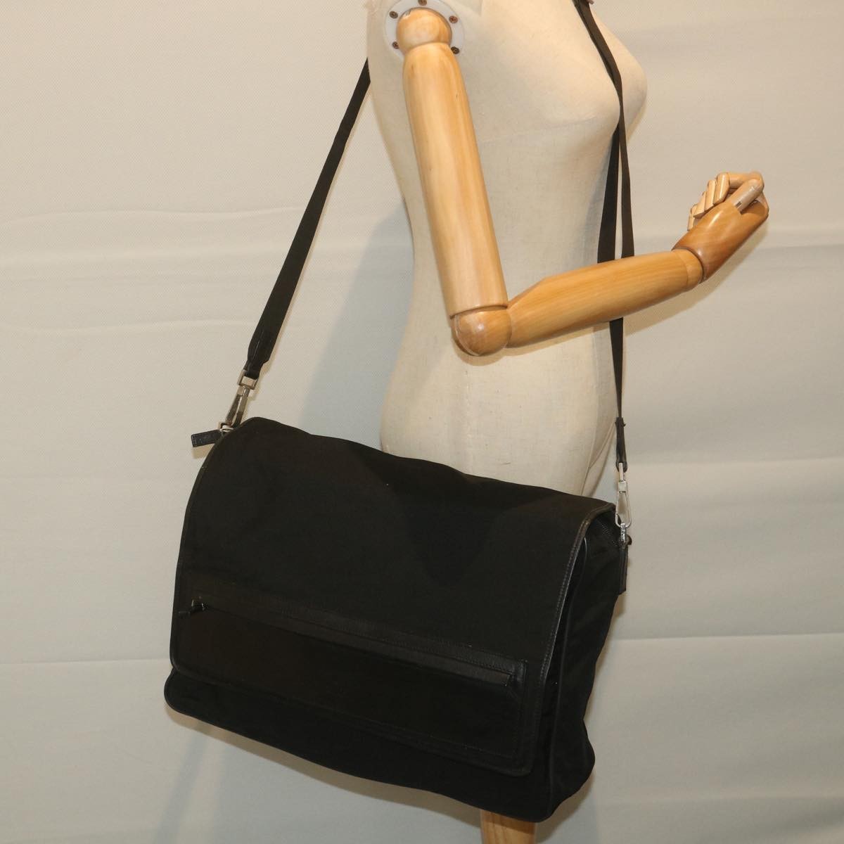 Gucci Vintage Flap Nylon Black Nylon Shoulder Bag Bag (Pre-Owned)