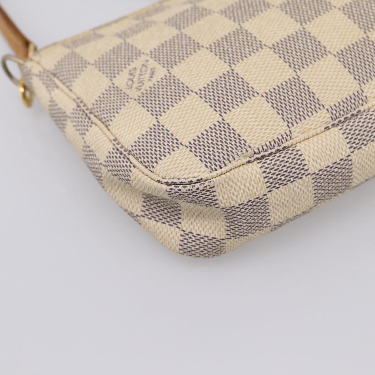 Louis Vuitton Pochette Accessoires Damier White Canvas Clutche & Pouche Bag (Pre-Owned)