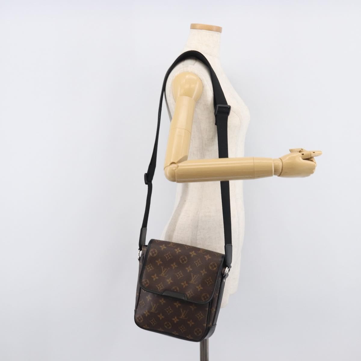 Louis Vuitton Bass Messenger Macassar Monogram Canvas Brown Canvas Handbag (Pre-Owned)