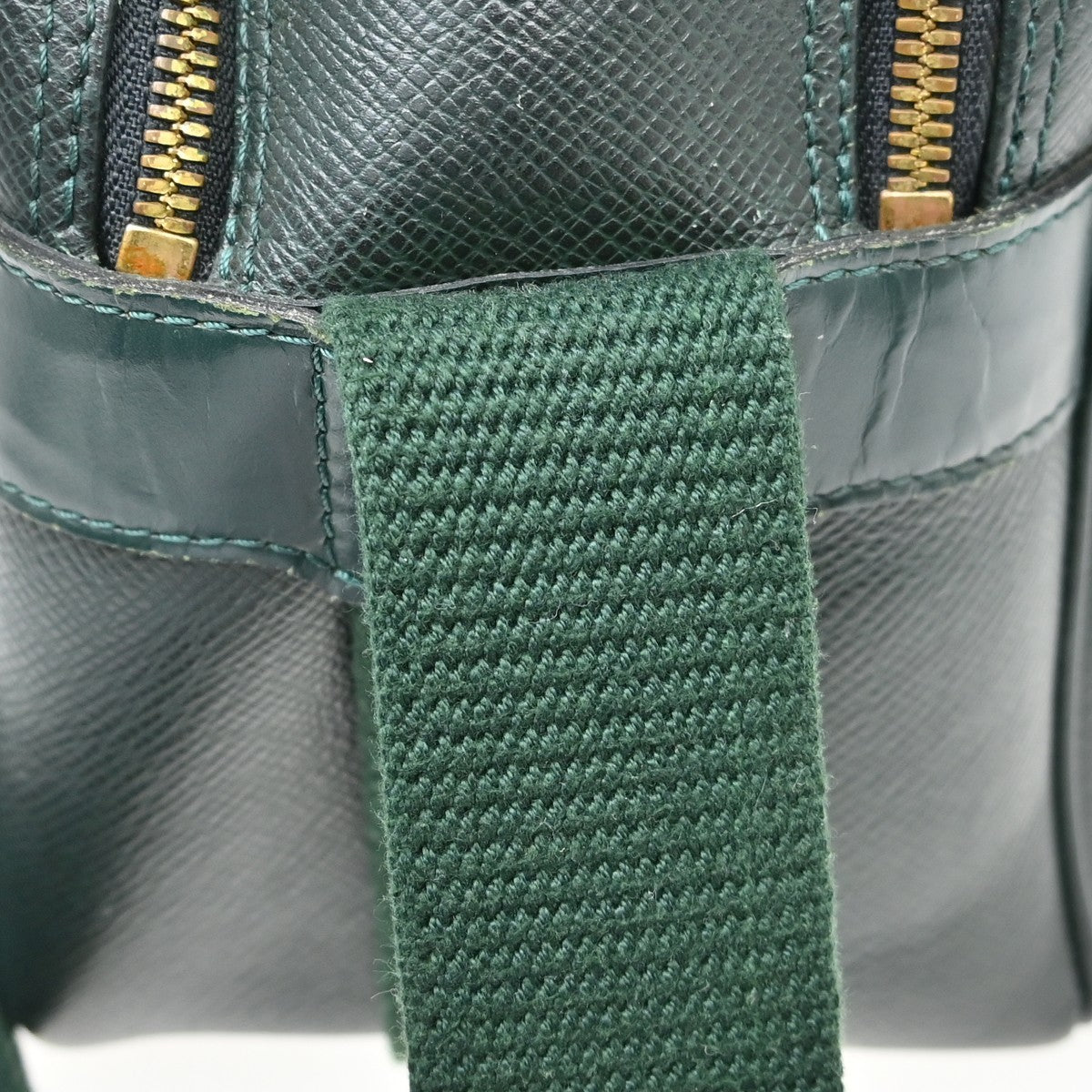 Louis Vuitton Reporter Taiga Leather Green Leather Shoulder Bag Bag (Pre-Owned)