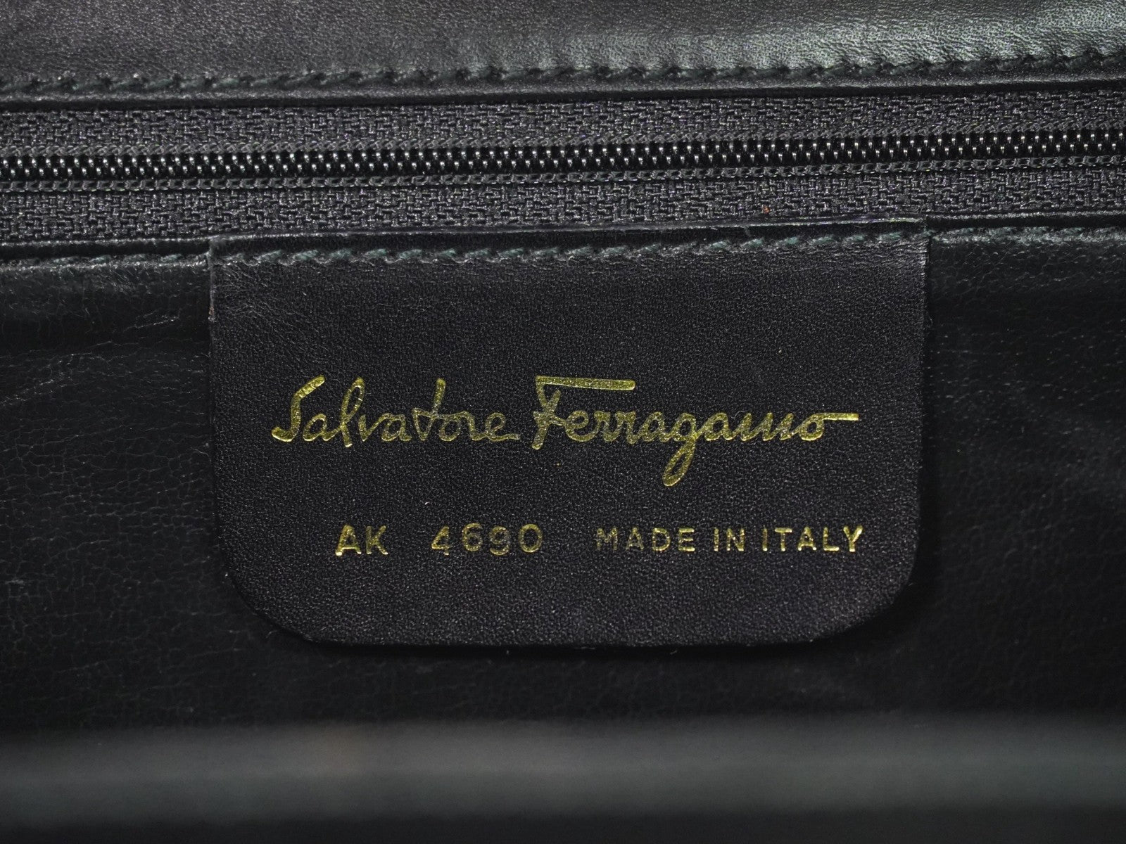 Salvatore Ferragamo Gancini Leather Black Leather Shoulder Bag Bag (Pre-Owned)