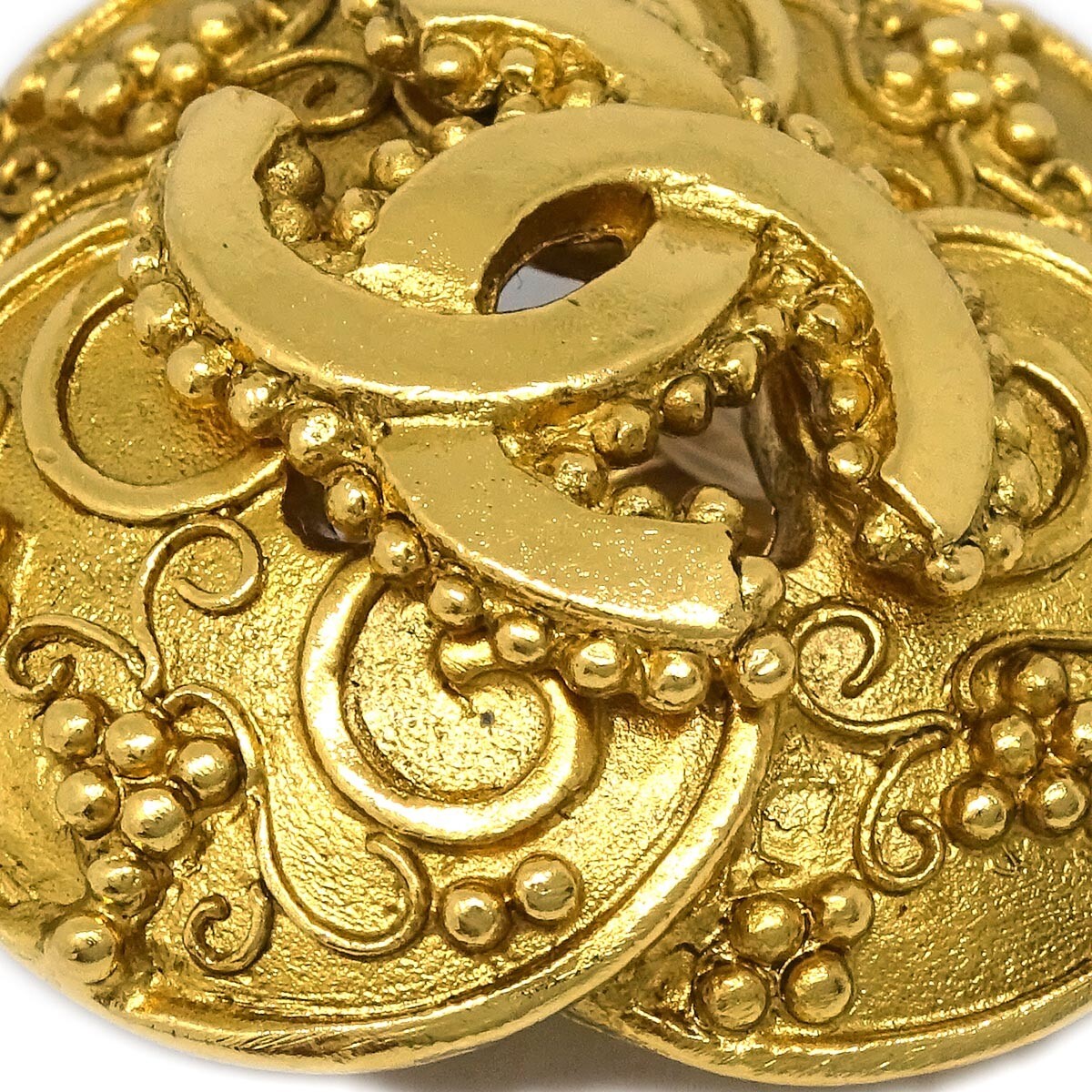 Chanel Clover Round Clip-On Metal Gold Gold_Plated Earrings Jewelry (Pre-Owned)