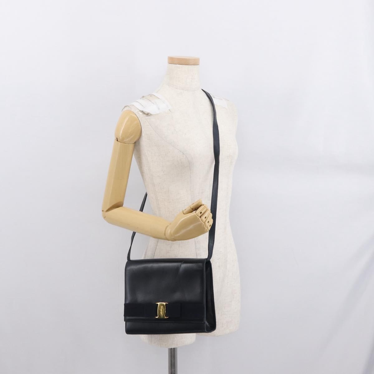 Salvatore Ferragamo Vala Leather Navy Leather Shoulder Bag Bag (Pre-Owned)