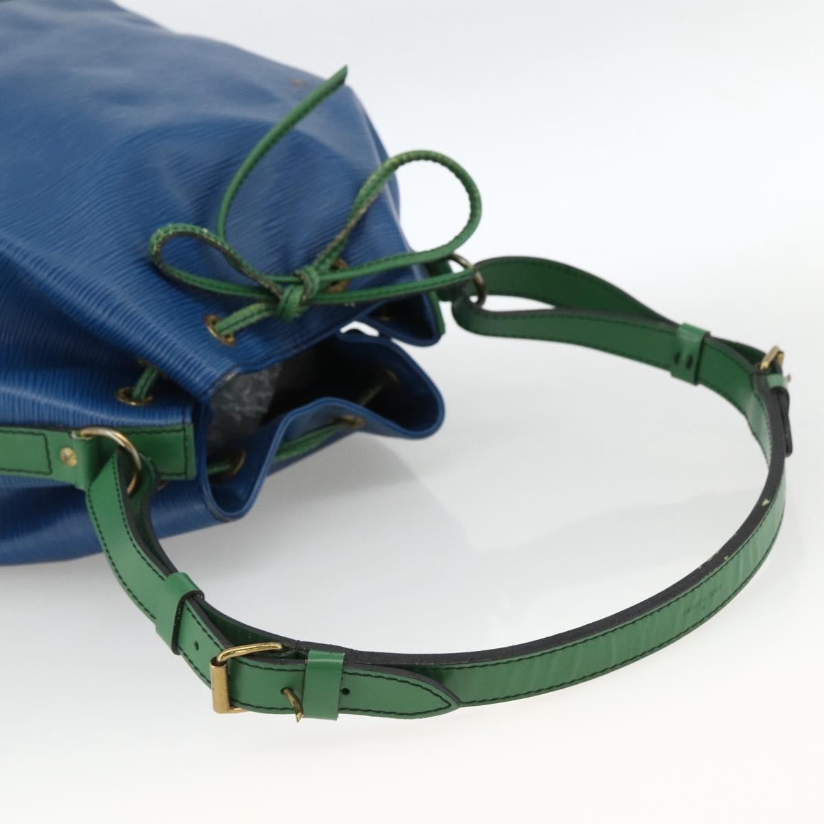 Louis Vuitton Bicolor Noe Epi Leather Blue Leather Shoulder Bag Bag (Pre-Owned)