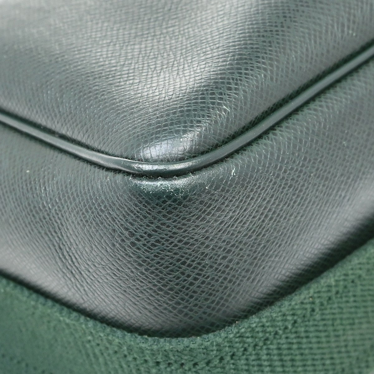 Louis Vuitton Reporter Taiga Leather Green Leather Shoulder Bag Bag (Pre-Owned)