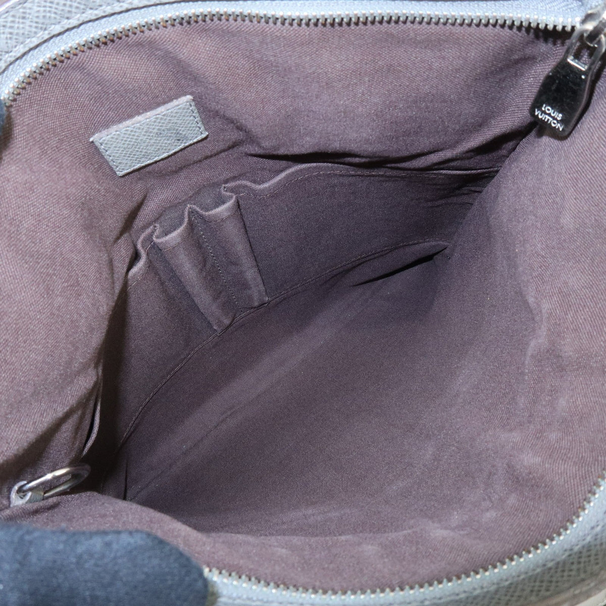 Louis Vuitton Sasha Taiga Leather Gray Leather Handbag (Pre-Owned)