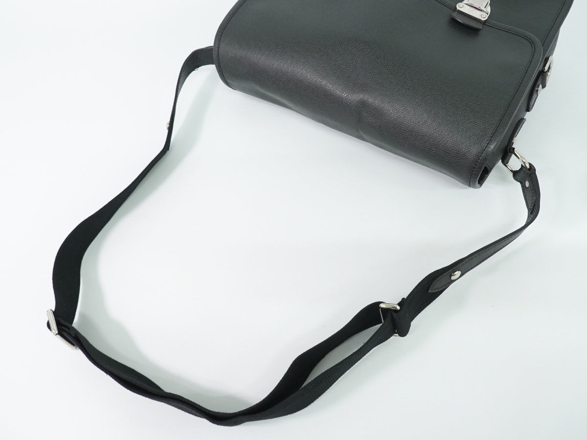 Louis Vuitton Alexei Messenger Taiga Leather Black Leather Shoulder Bag Bag (Pre-Owned)