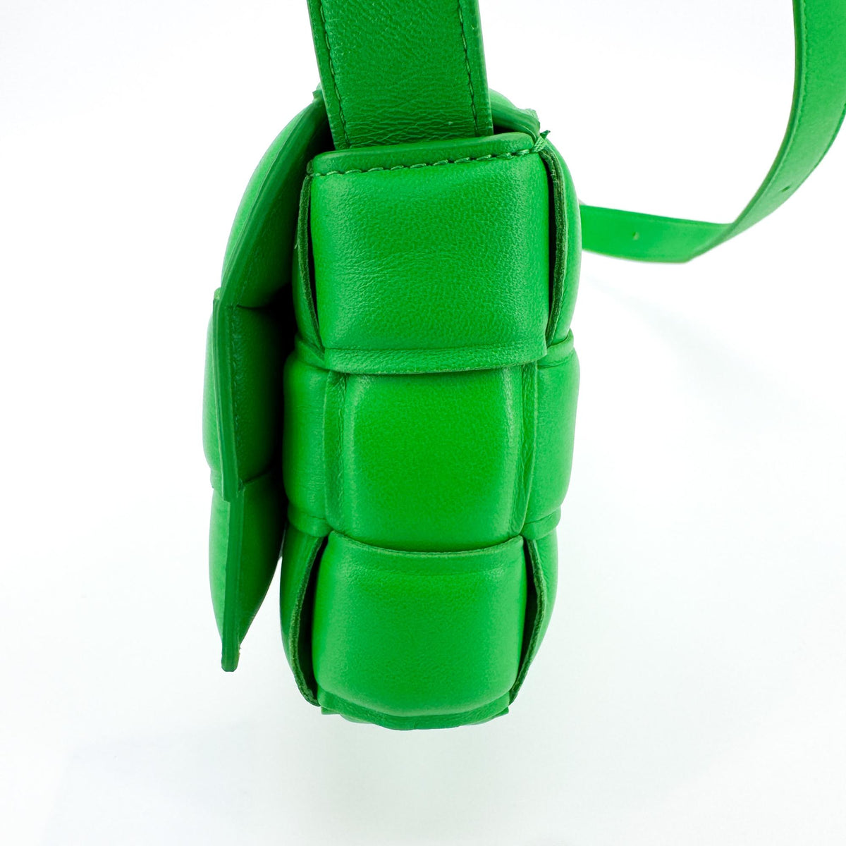 Bottega Veneta Cassette Padded Maxi Intrecciato Leather Green Leather Crossbody Bag Bag (Pre-Owned)