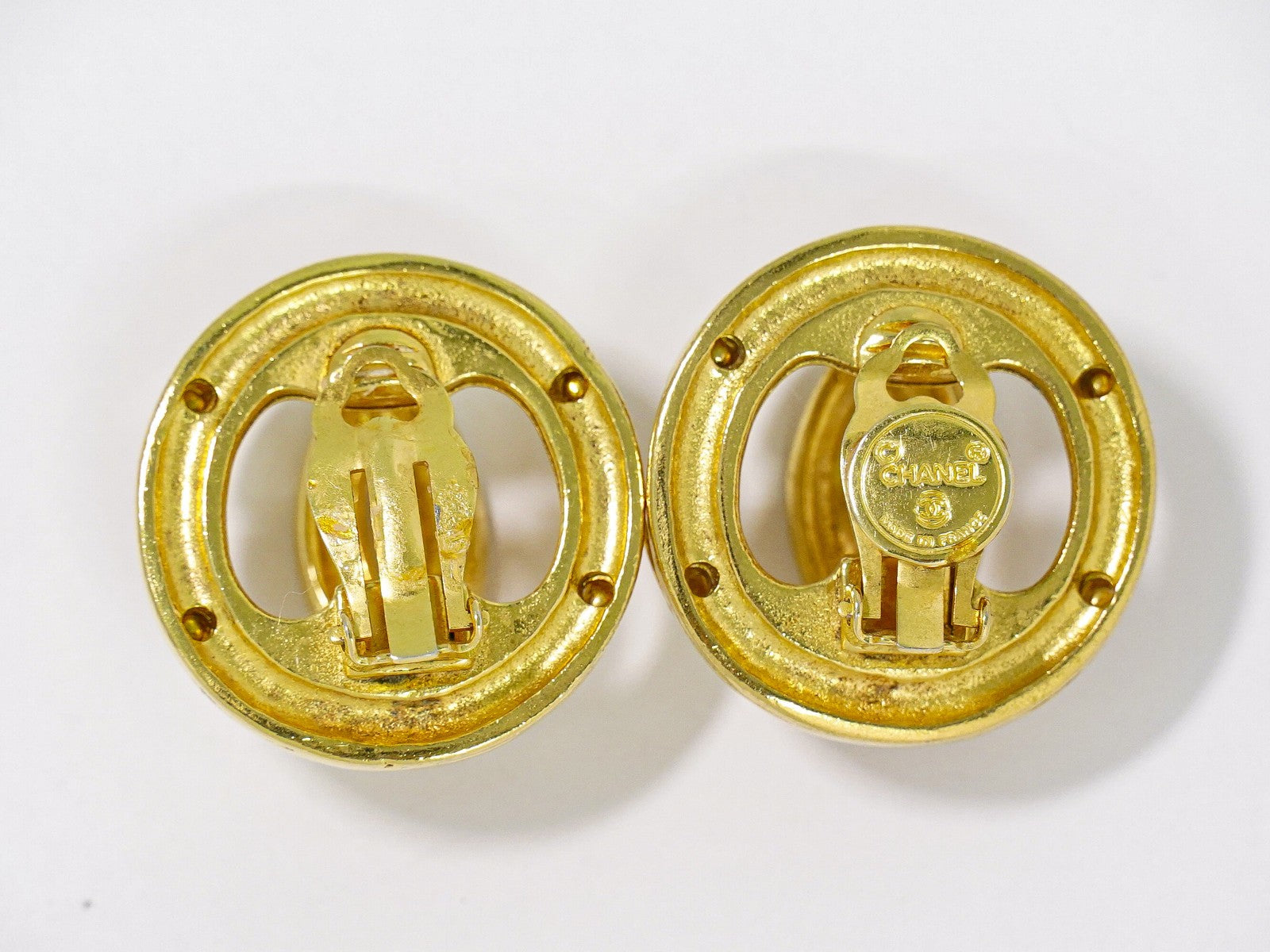 Chanel Vintage Cc Round Cutout Clip-On Metal Gold Gold_Plated Earrings Jewelry (Pre-Owned)