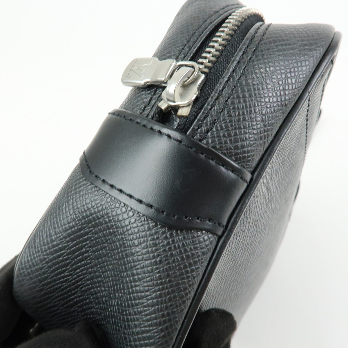 Louis Vuitton Kaluga Pochette Clutch Taiga Leather Black Leather Clutche & Pouche Bag (Pre-Owned)
