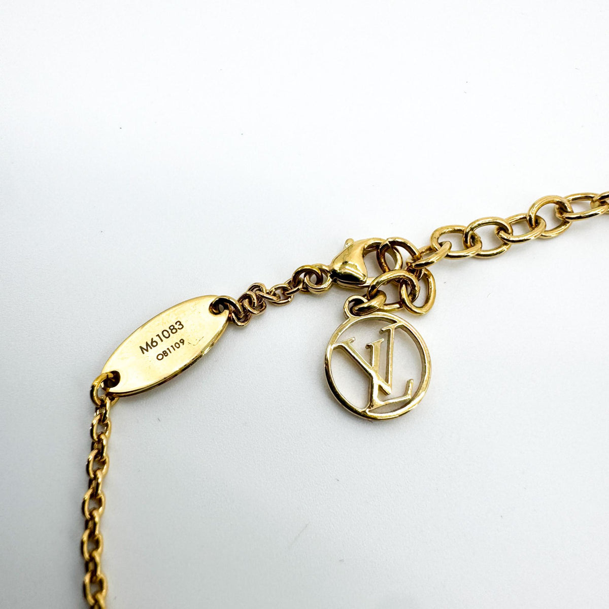Louis Vuitton Essential V Metal Gold Other Necklace Jewelry (Pre-Owned)