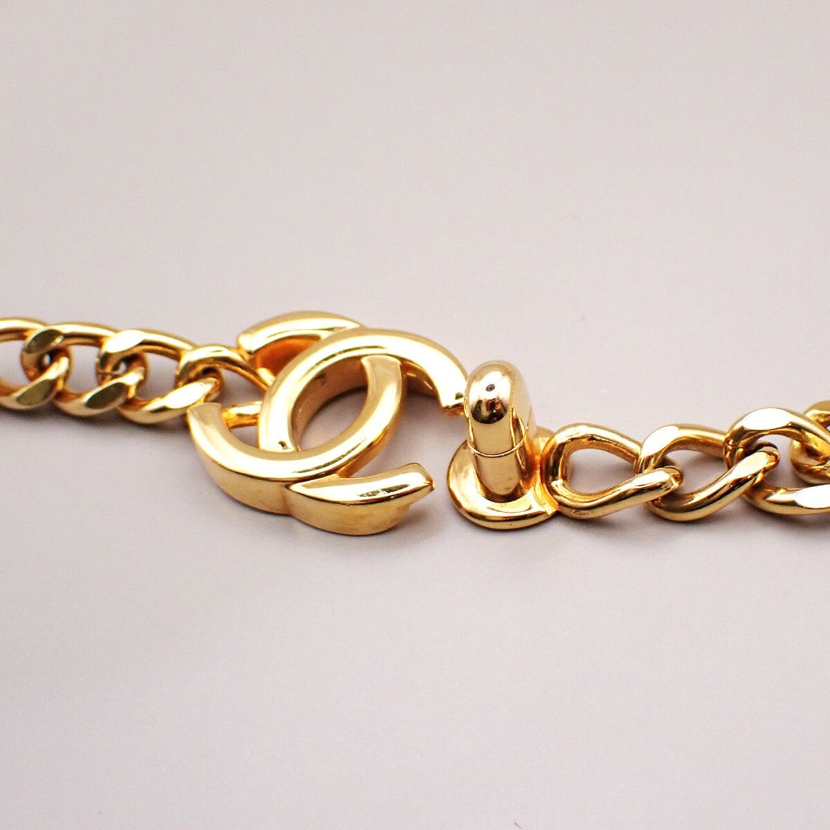 Chanel Vintage Turnlock Reissue Chain Metal Gold Gold_Plated Jewelry (Pre-Owned)