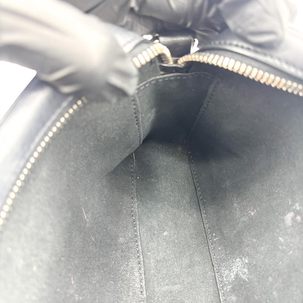 Valentino Garavani Vltn Camera Leather Black Calfskin Crossbody Bag Bag (Pre-Owned)