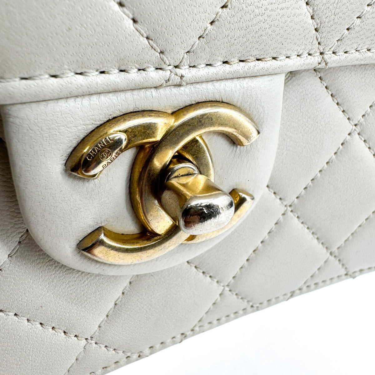 Chanel Chic Pearls Flap Quilted Lambskin White Leather Handbag (Pre-Owned)