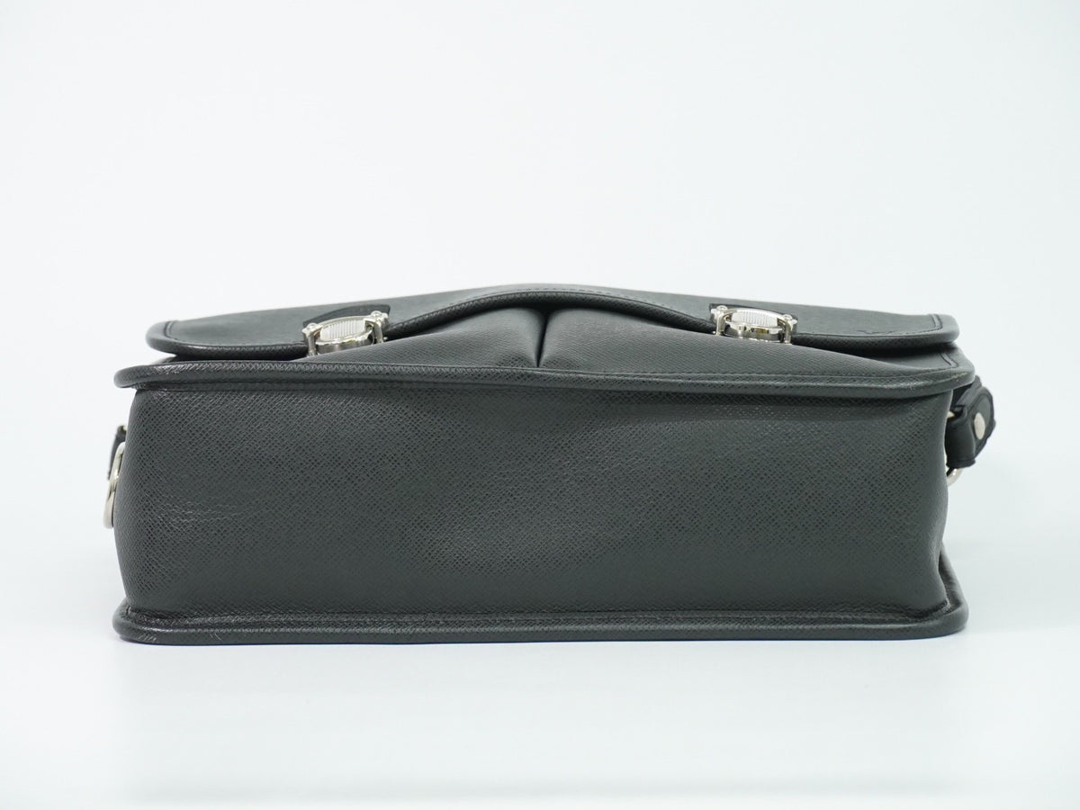 Louis Vuitton Alexei Messenger Taiga Leather Black Leather Shoulder Bag Bag (Pre-Owned)