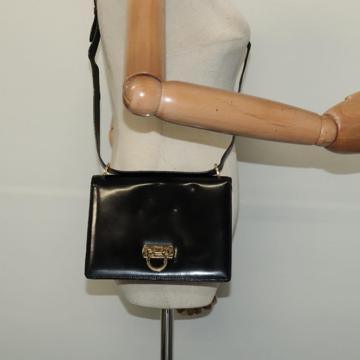 Salvatore Ferragamo Gancini Leather Black Leather Shoulder Bag Bag (Pre-Owned)