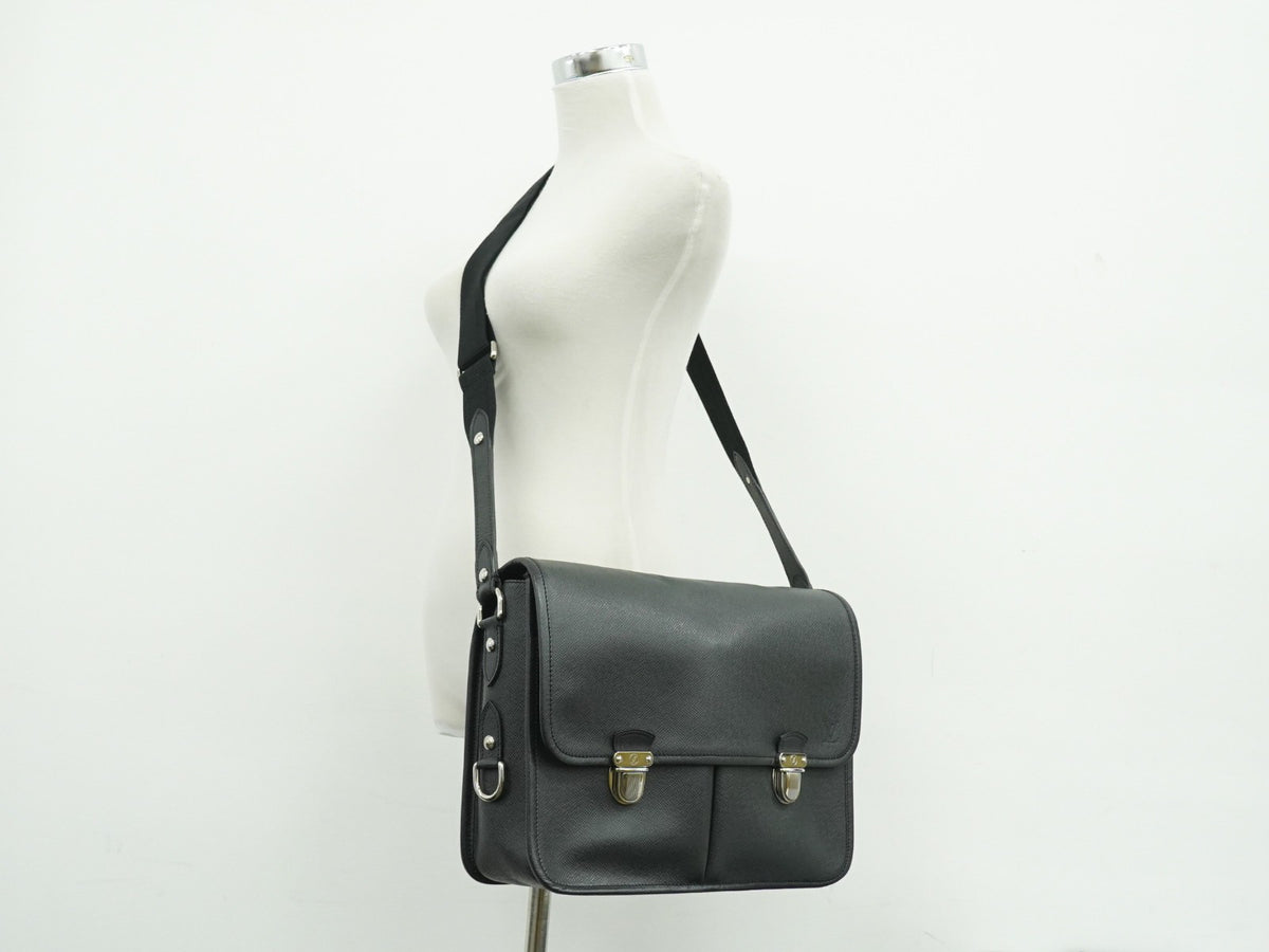 Louis Vuitton Alexei Messenger Taiga Leather Black Leather Shoulder Bag Bag (Pre-Owned)