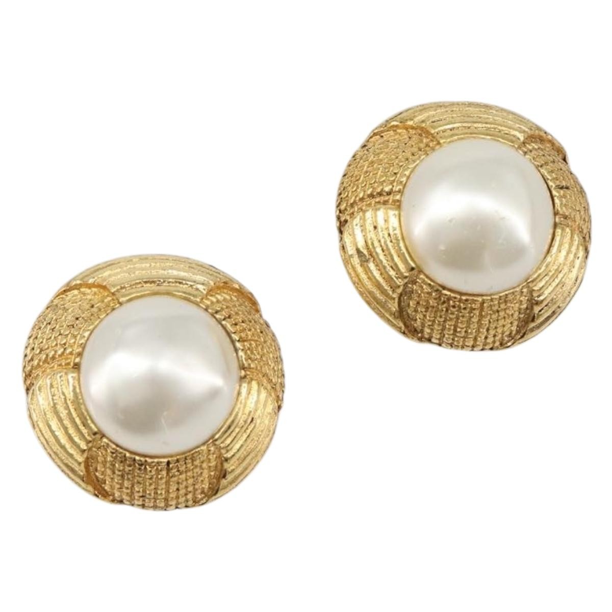 Chanel Vintage Round Clip-On Metal Gold Metal Earrings Jewelry (Pre-Owned)