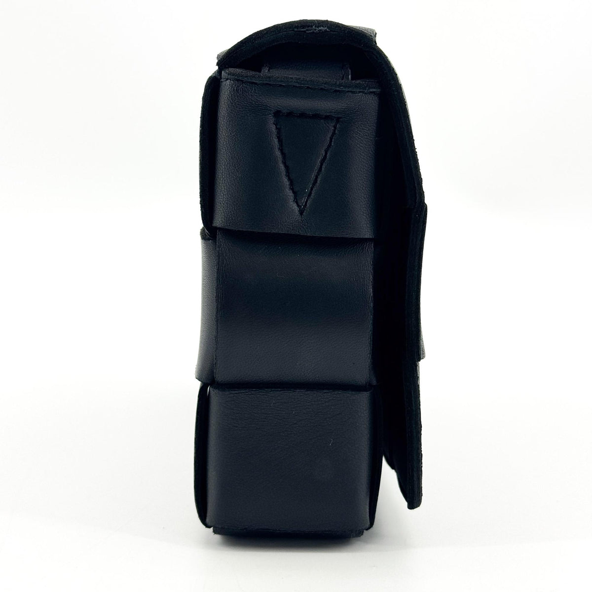 Bottega Veneta Cassette Maxi Intrecciato Leather Black Leather Crossbody Bag Bag (Pre-Owned)