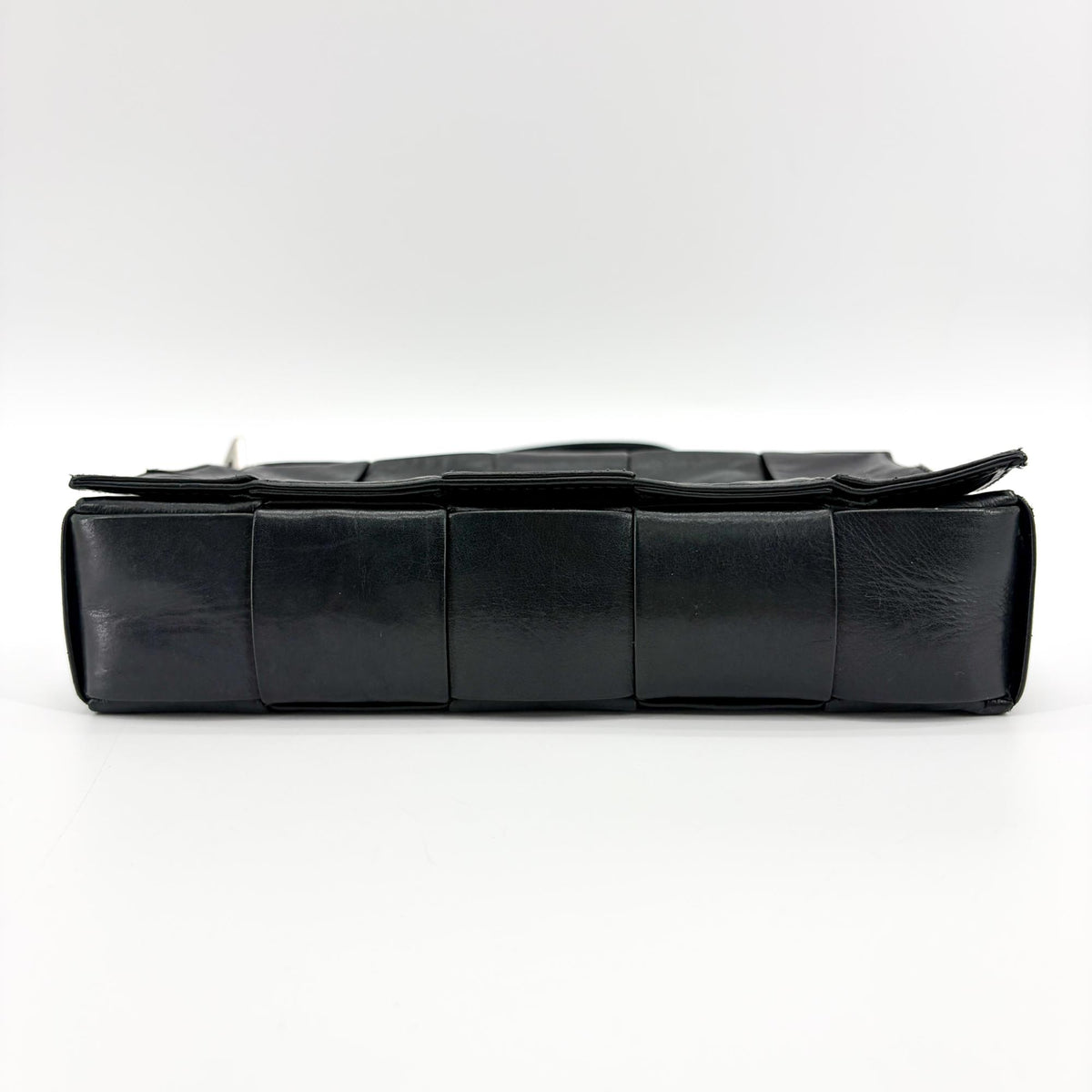 Bottega Veneta Cassette Maxi Intrecciato Leather Black Leather Shoulder Bag Bag (Pre-Owned)
