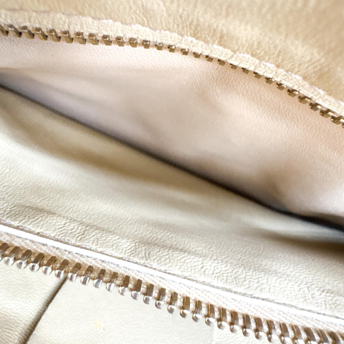Bottega Veneta Cassette Maxi Intrecciato Leather Beige Leather Crossbody Bag Bag (Pre-Owned)