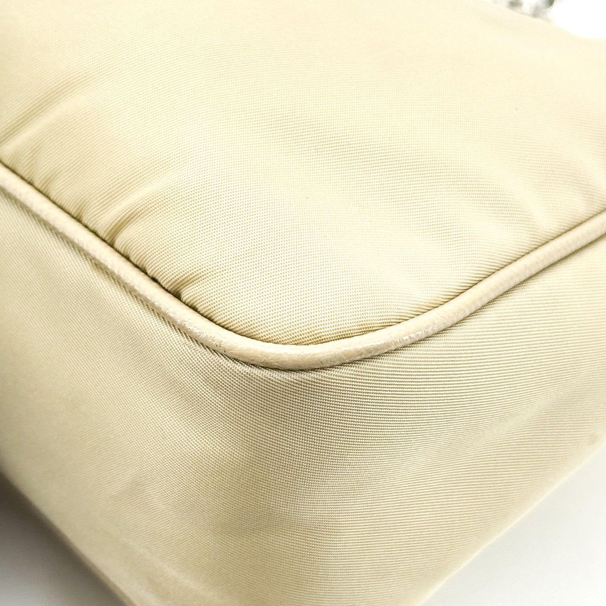 Prada Re-Edition 2005 Tessuto Beige Nylon Shoulder Bag Bag (Pre-Owned)
