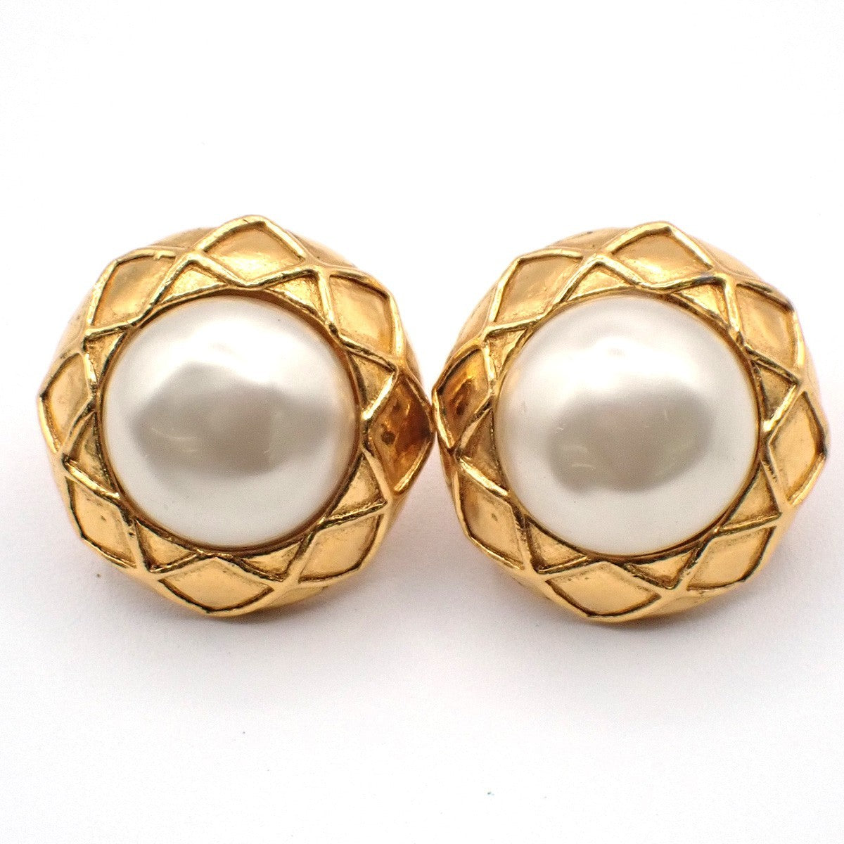 Chanel Vintage Round Clip-On Metal With Faux Pearl Gold Gold_Plated Earrings Jewelry (Pre-Owned)