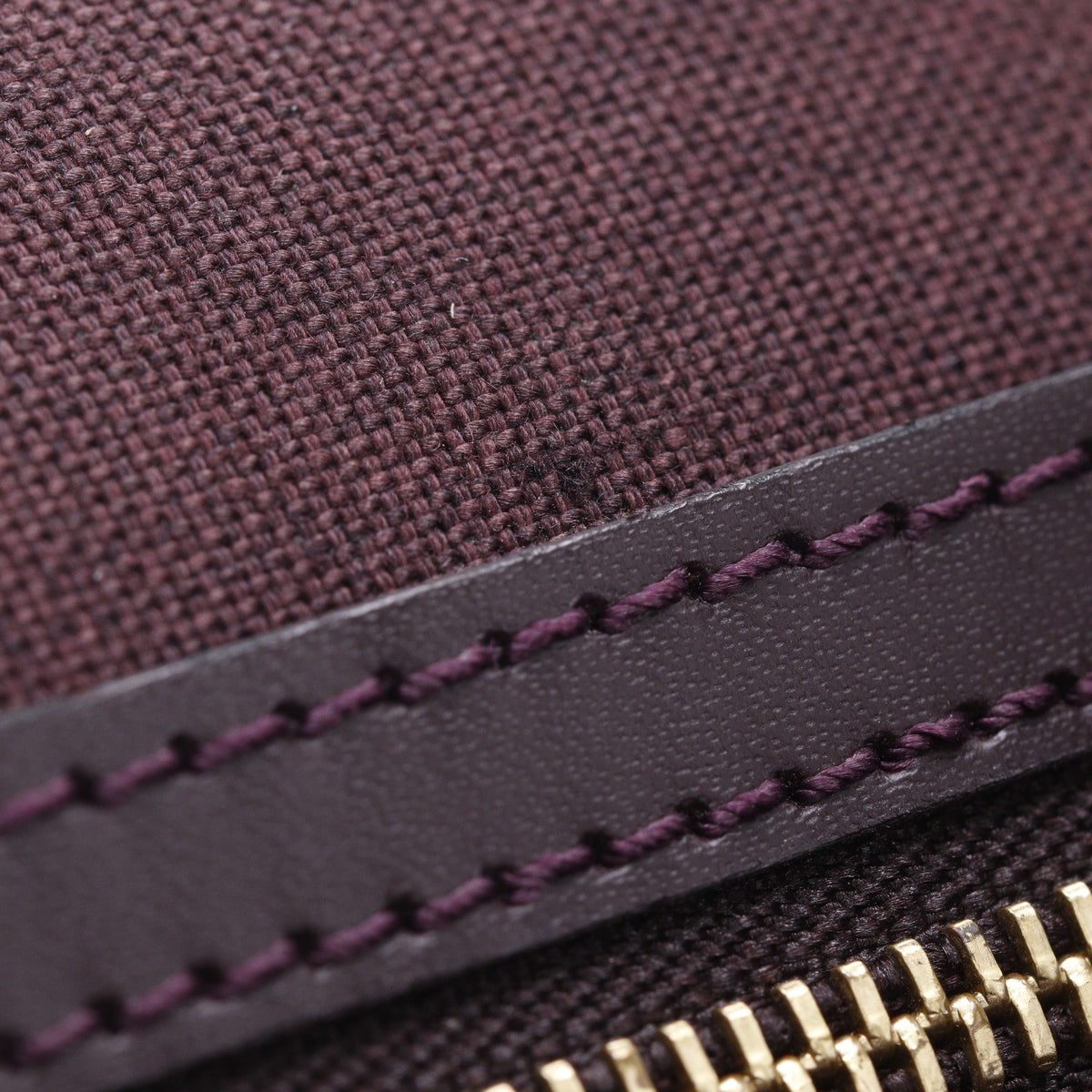 Louis Vuitton Yaranga Messenger Taiga Leather Burgundy Leather Shoulder Bag Bag (Pre-Owned)